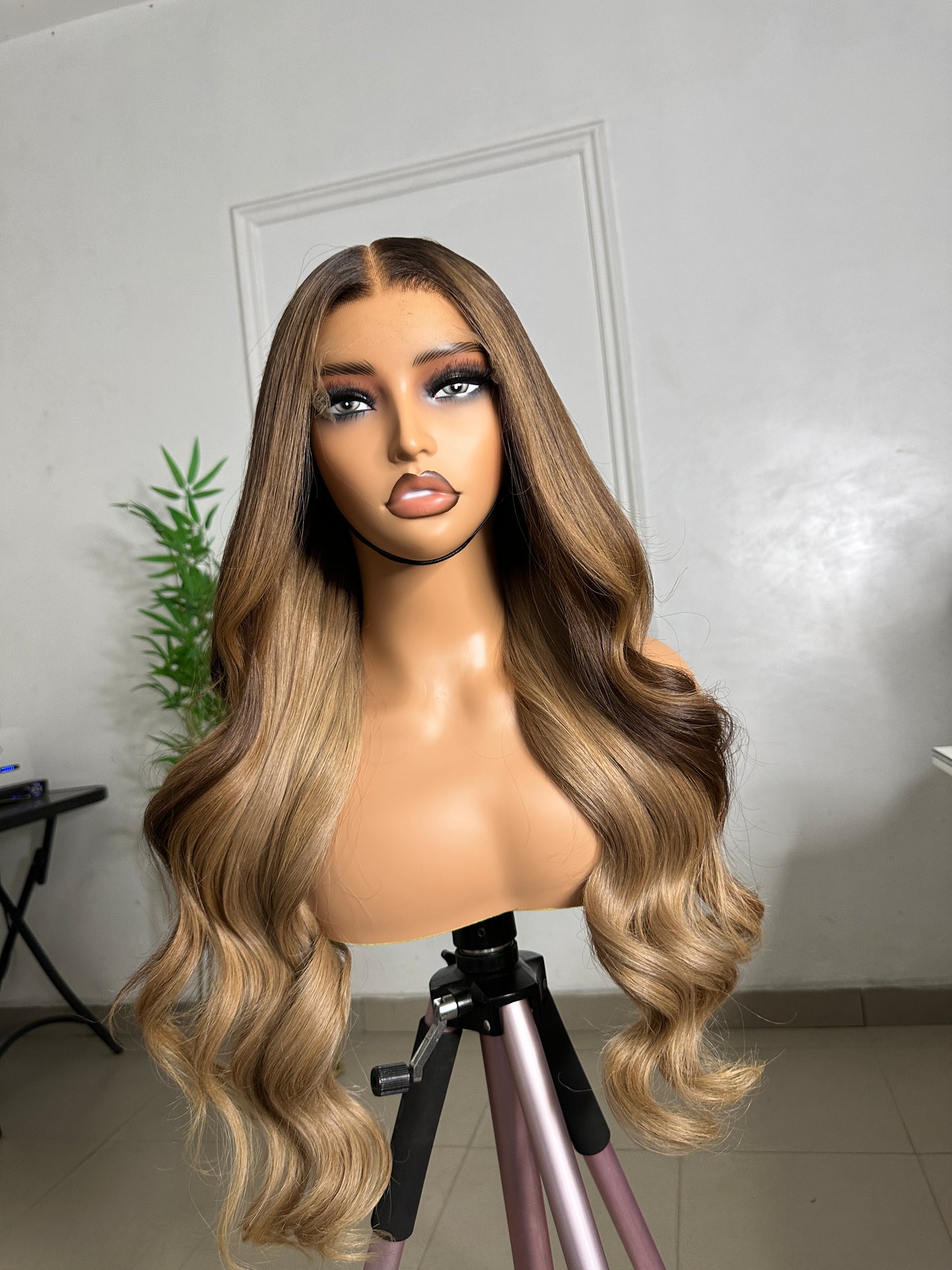 Dark Blonde Wavy Unit with dark brown Lowlights 400g