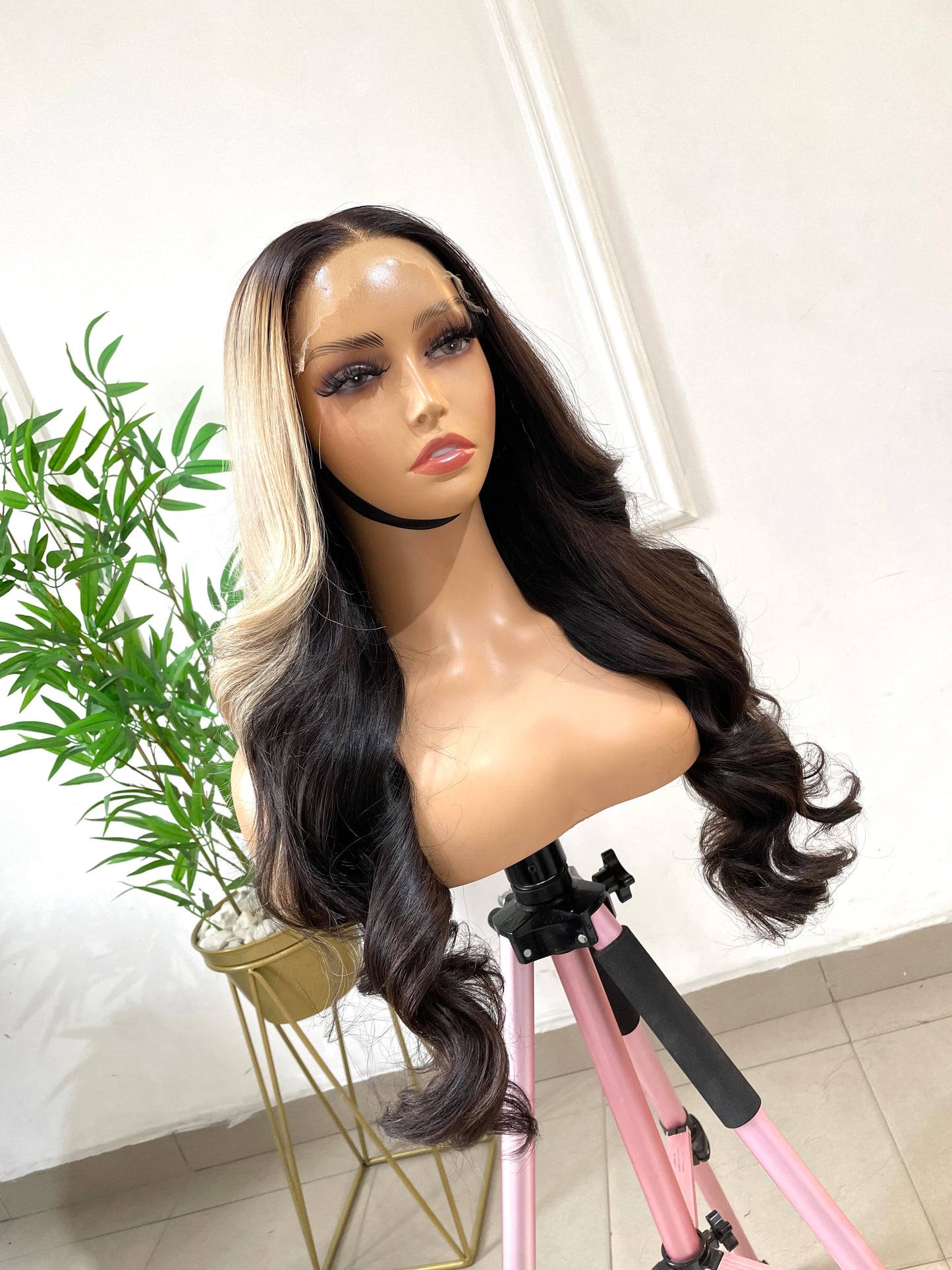 Wavy unit 400g in Natural Colour with a blonde patch paired with a 6*6 HD Closure